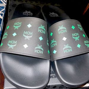 Men’s Color Splash Monogram Print Rubber Slides
SUMMER GREEN